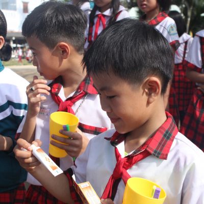 Khám bệnh và tặng sản phẩm chăm sóc răng miệng cho trẻ em nghèo vùng nông thôn