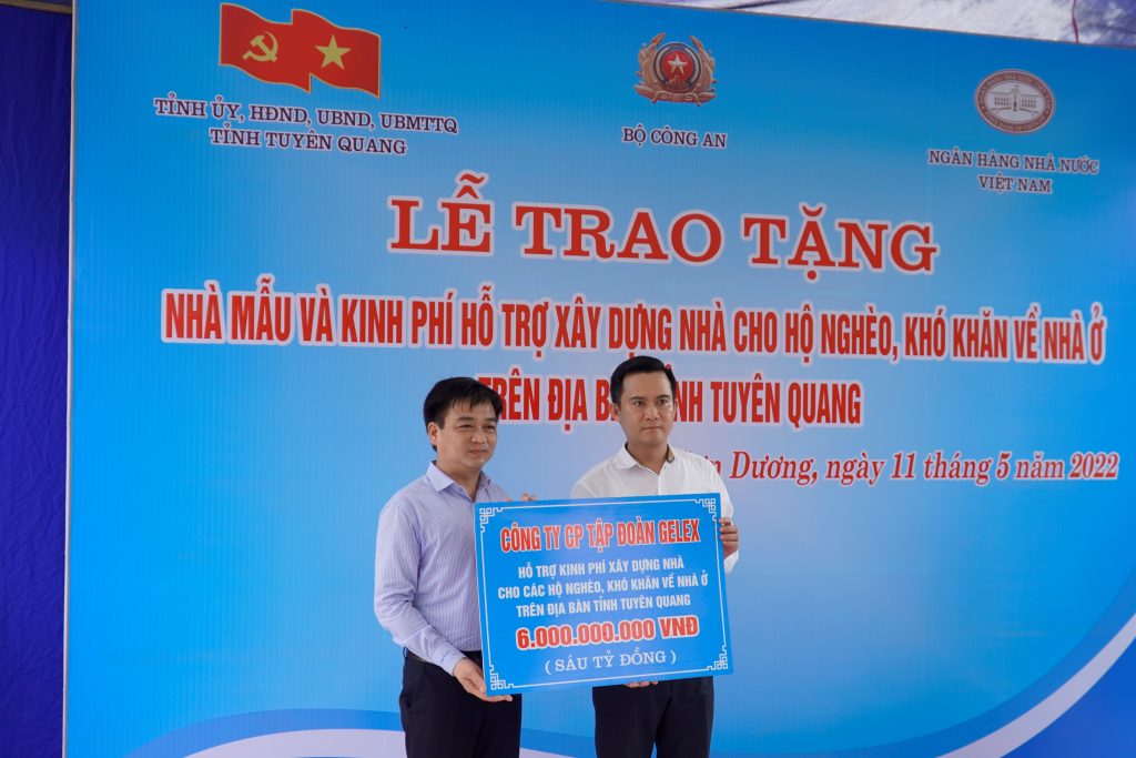 Ông Lương Thanh Tùng, Phó Chủ tịch Hội đồng Quản trị Tập đoàn Gelex trao tăng 6 tỷ đồng tới Đại diện Lãnh đạo tỉnh Tuyên Quang.