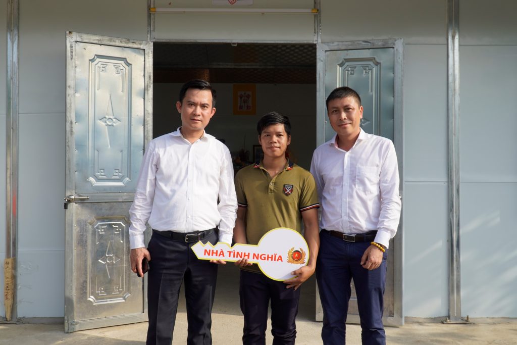 Ông Lương Thanh Tùng, Phó Chủ tịch Hội đồng Quản trị Tập đoàn Gelex và ông Nguyễn Chiến Thắng, Chánh Văn phòng Tập đoàn Gelex bàn giao chìa khoá căn nhà tình nghĩa cho hộ gia đình ông Ma Văn Bình tại xã Minh Thanh huyện Sơn Dương, tỉnh Tuyên Quang.