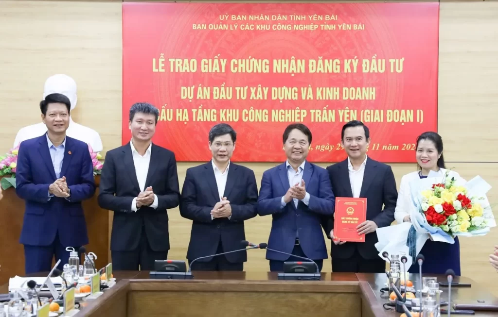 Trao Giấy chứng nhận đăng ký đầu tư xây dựng và kinh doanh kết cấu hạ tầng KCN Trấn Yên (Giai đoạn I) cho Viglacera