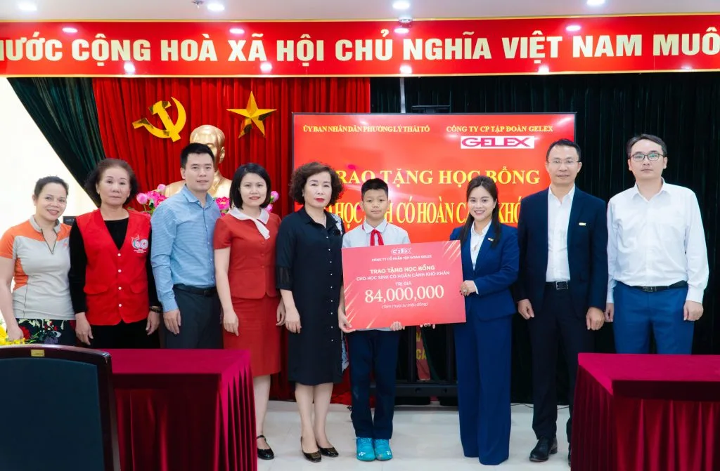 Trao học bổng cho học sinh có hoàn cảnh khó khăn