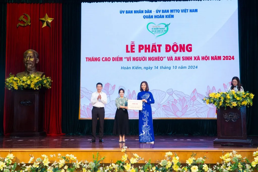 Trao học bổng cho học sinh có hoàn cảnh khó khăn