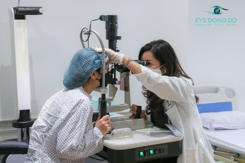 Ths.Bs Đinh Thị Phương Thủy khám mắt cho bệnh nhân