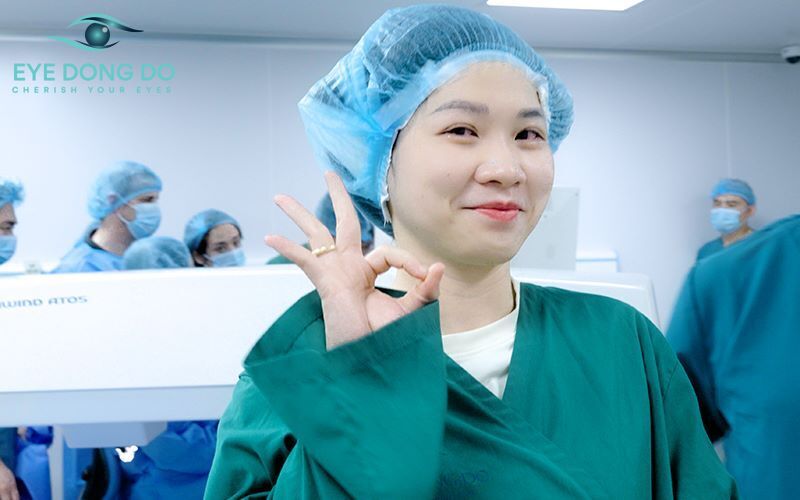 Chị Thảo Linh - Bệnh nhân đầu tiên thực hiện xóa cận bằng Công nghệ SmartSight tại Mắt Đông Đô vừa hoàn thành ca phẫu thuật