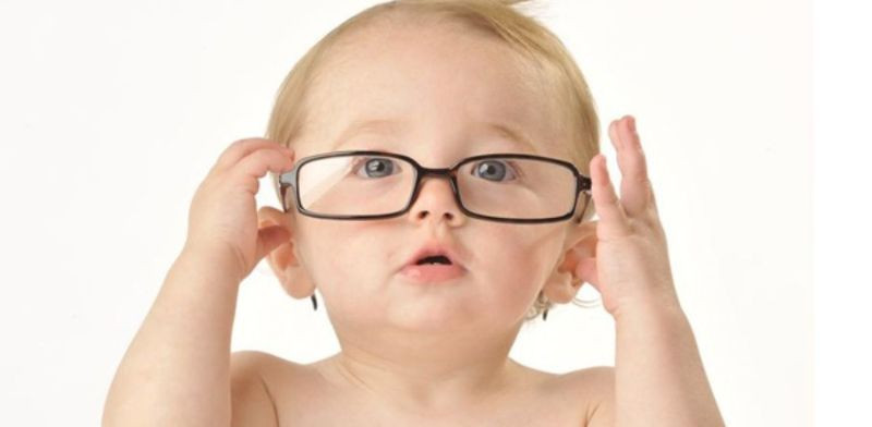 Bệnh viễn thị bẩm sinh xảy ra do yếu tố di truyền