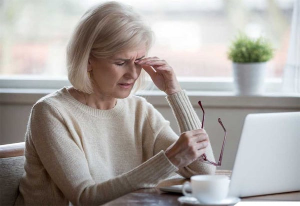 Khô mắt là bệnh lý nhiều người già mắc phải