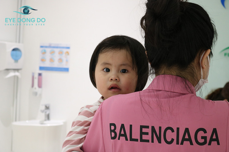 Đến bệnh viện uy tín để thăm khám tình trạng mắt lác