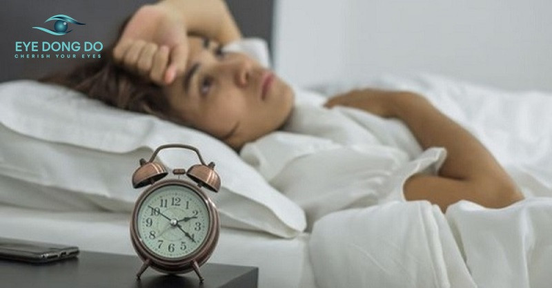 Ngủ đủ giấc để có một đôi mắt sáng khỏe là 1 cách hết sưng mí mắt đơn giản