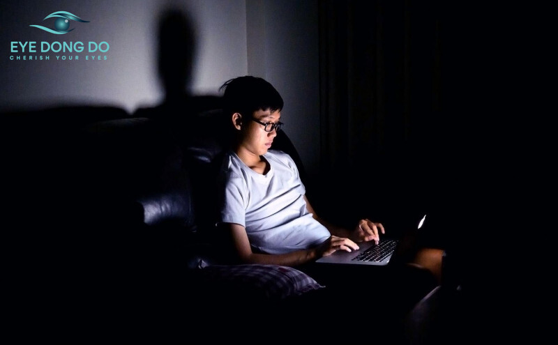 Làm việc trong môi trường thiếu ánh sáng, tiếp xúc thời gian dài với thiết bị điện tử