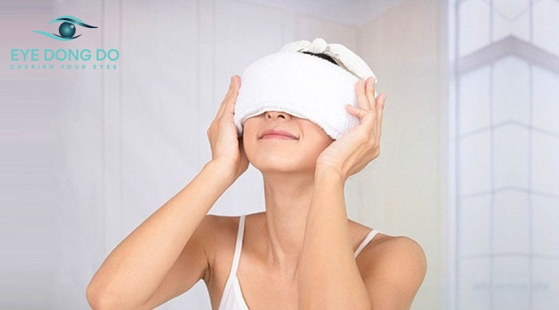 Chườm nóng giúp mí mắt giảm kích ứng, đau nhức