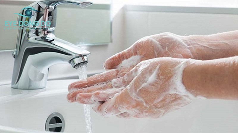 Rửa tay sạch sẽ trước khi chạm lên mắt để tránh bị chắp mắt