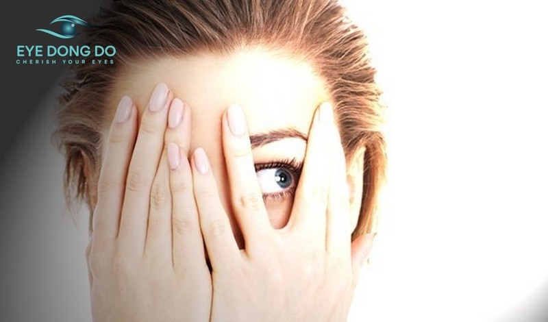 Dấu hiệu bị loạn thị là cực kỳ nhạy cảm với ánh sáng