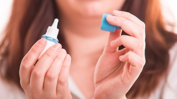 Đau mắt hột bao lâu thì khỏi? Bệnh nhân cần tham khảo bác sĩ để sử dụng thêm các loại thuốc nhỏ vệ sinh mắt