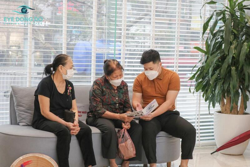 Bệnh nhân thăm khám mắt tại Trung tâm Mắt kỹ thuật cao Bệnh Viện Đông Đô