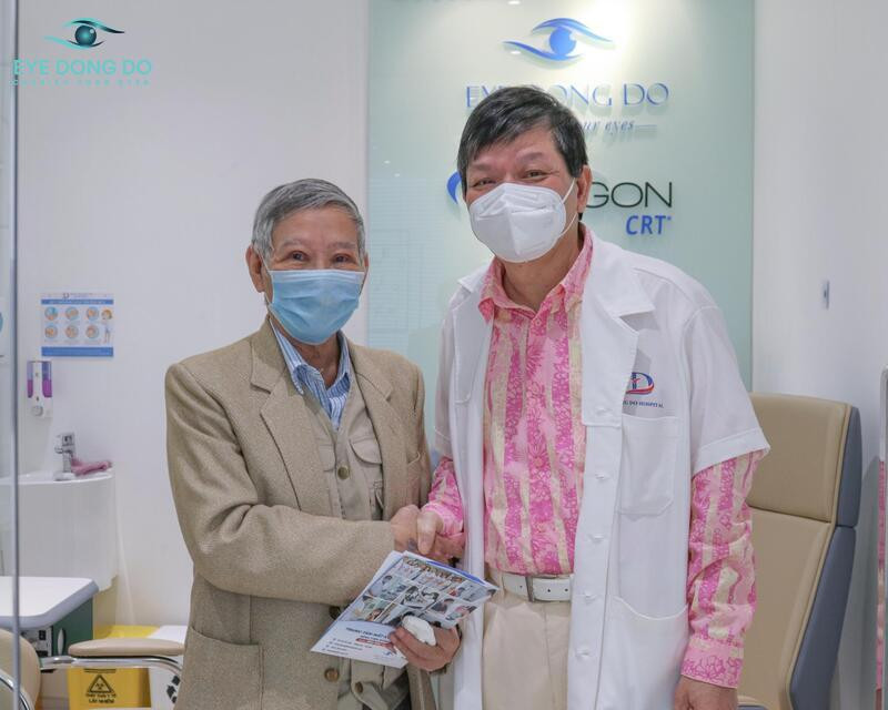 Bệnh nhân đến thăm khám và tư vấn các bệnh lý về nhãn khoa tại Mắt Đông Đô