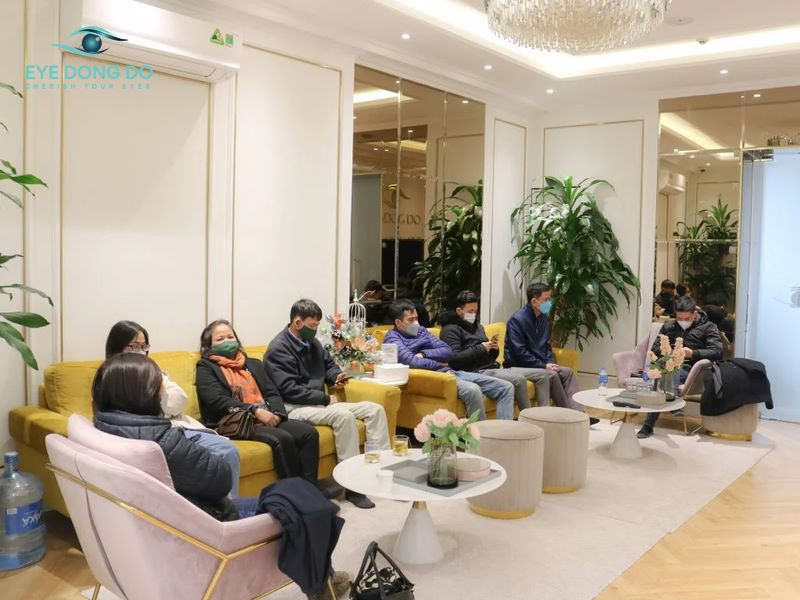 Lấy dị vật giác mạc tại bệnh viện