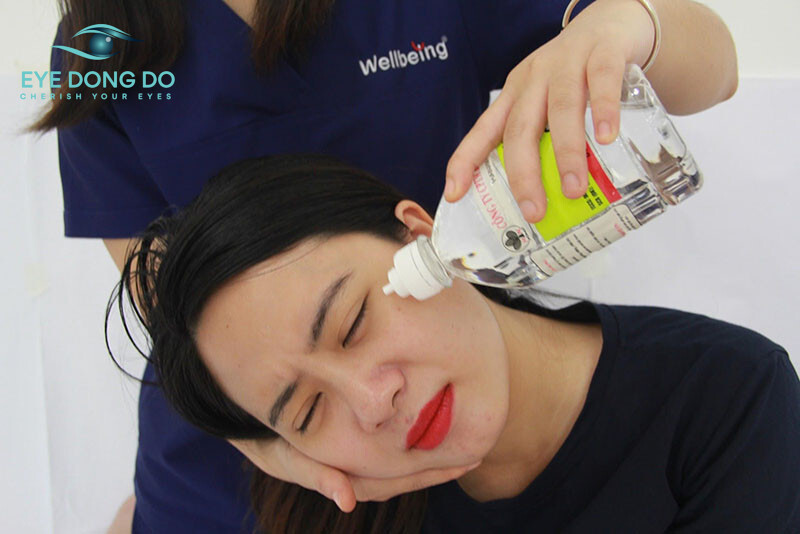 Dị vật trong mắt đơn giản có thể tự lấy ra tại nhà bằng nước 