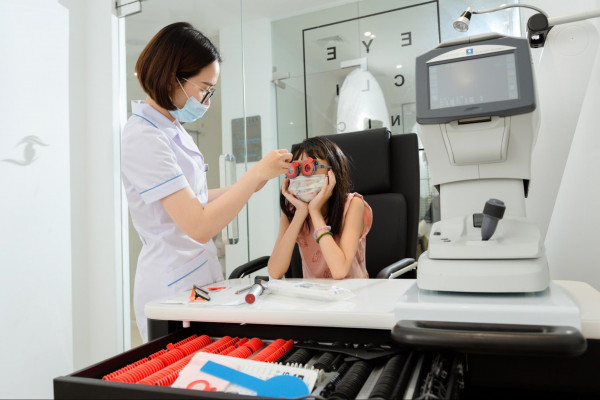 Cách đo độ cận của mắt cho các bé