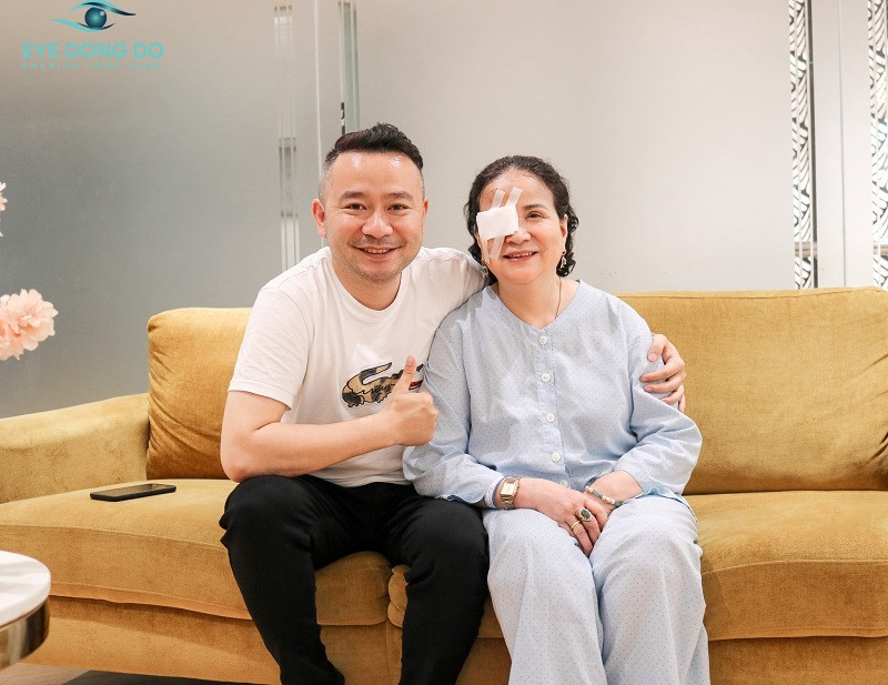 Khách hàng điều trị đục bao sau thủy tinh thể tại Mắt Đông Đô