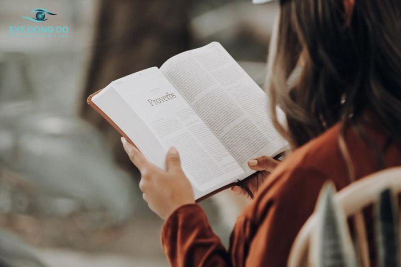 Nên đọc sách tại các khu vực có đủ ánh sáng
