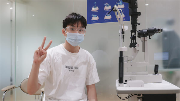 Bệnh nhân khám mắt cận và được điều trị bằng phương pháp mổ cận tại TT Mắt kỹ thuật cao BV Đông Đô