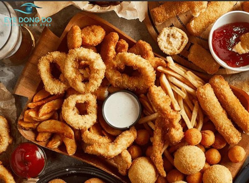 Hạn chế ăn các chất béo bão hòa để tránh gây khô mắt nặng thêm