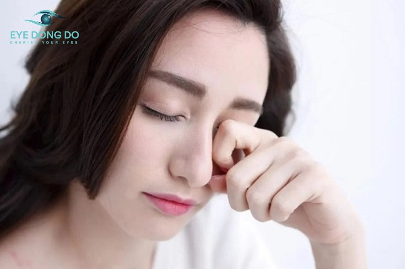 Mệt mỏi dễ gây ra tình trạng sưng mí dưới 