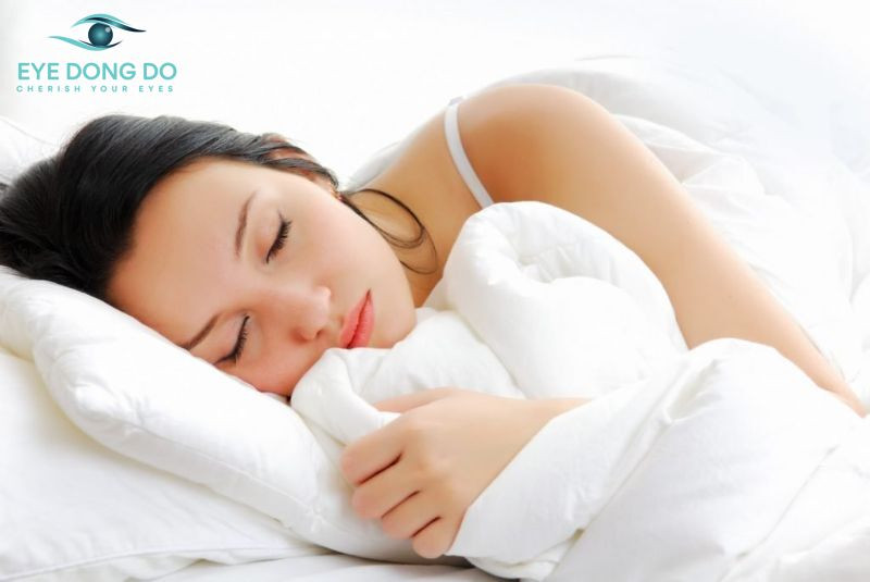Ngủ đủ giấc để giữ gìn sức khỏe đôi mắt