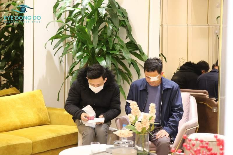 Bệnh nhân thăm khám tại Mắt Đông Đô