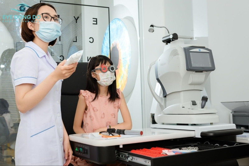 Bác sĩ đang thăm khám cho bệnh nhân tại Mắt Đông Đô