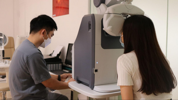 Dấu hiệu nhận biết mắt cận giả