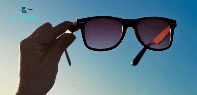 Nên đeo kính mát để tránh ánh sáng mặt trời gây hại cho mắt.