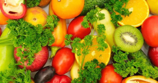 Tăng cường nhóm rau xanh củ quả vào chế độ ăn hàng ngày tránh bị mờ mắt sau khi bị viêm kết mạc