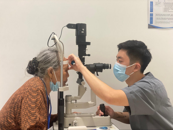 Mộng mắt được chẩn đoán thông qua sử dụng thiết bị mắt chuyên dụng