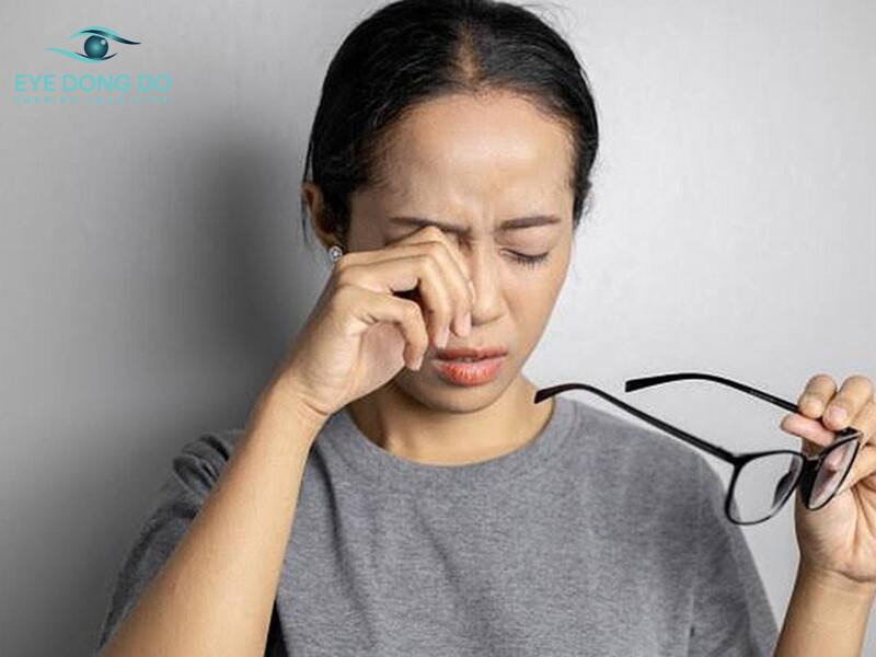 Triệu chứng bệnh gây suy giảm thị lực rõ rệt, nhìn mờ