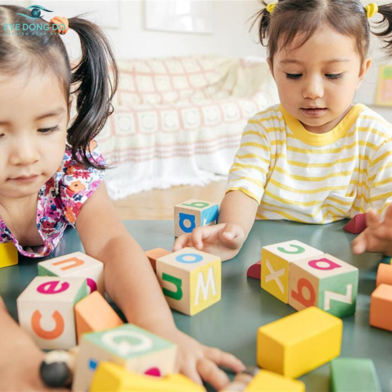 Trẻ em 2 tuổi bị nháy mắt liên tục có nguy hiểm không?