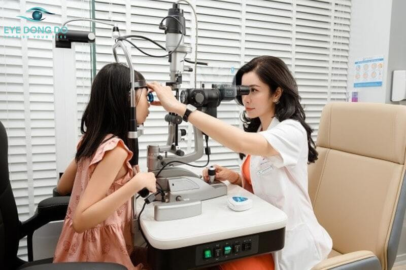 Khám mắt cho trẻ tại Mắt Đông Đô