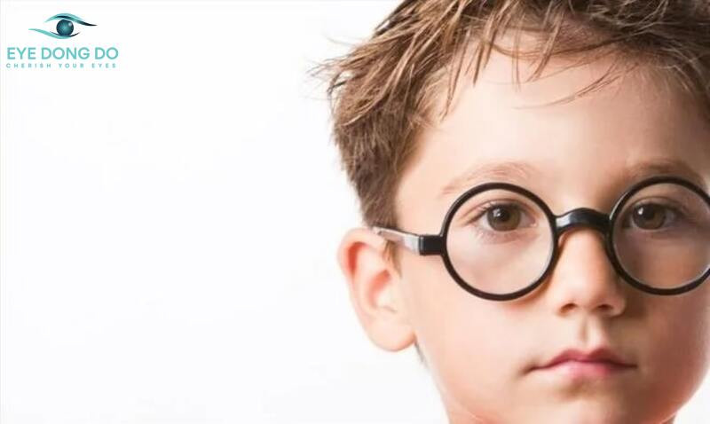 Trẻ 2 tuổi bị nháy mắt liên tục do nguyên nhân bệnh lý