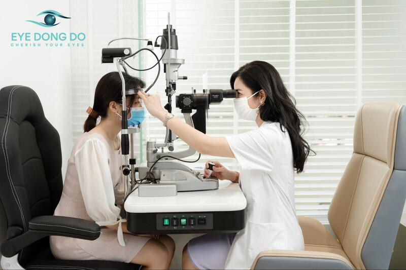 Bệnh nhân thăm khám mắt tại Trung tâm Mắt kỹ thuật cao BV Đông Đô