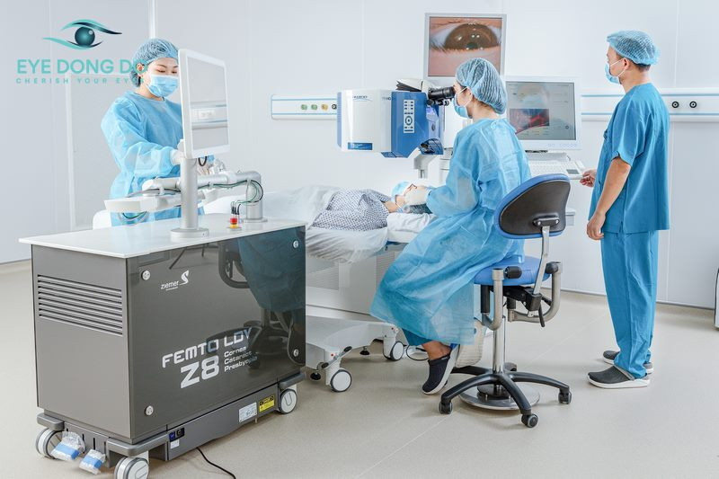 Liên hệ với Mắt Đông Đô để điều trị kịp thời xuất huyết võng mạc 